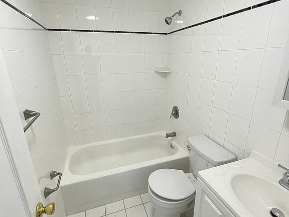 4th image of 141-49 Pershing Cres #4