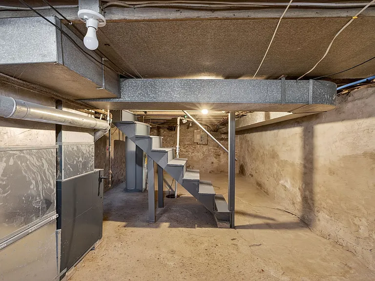 733 Center St — Photo 22