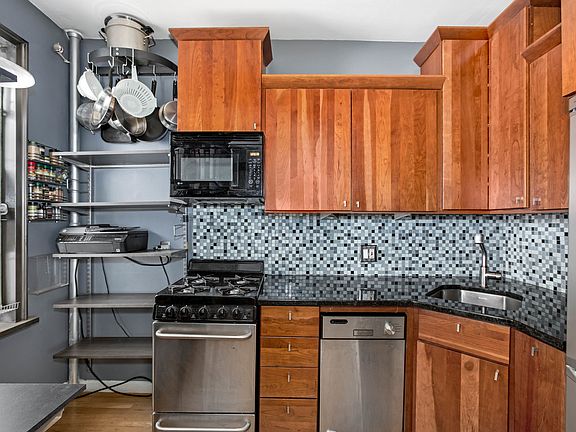5th image of 166 W 22nd St
