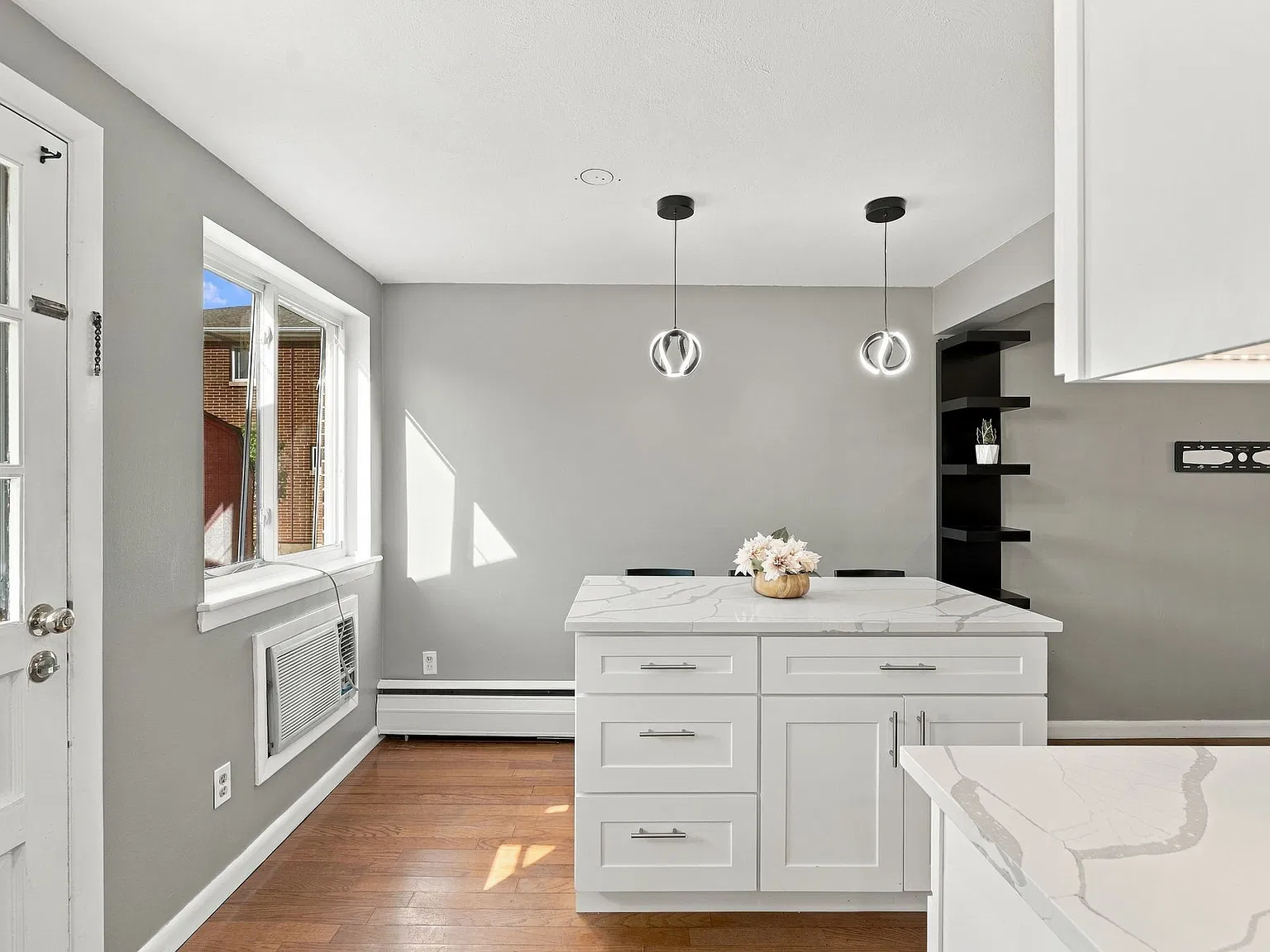 2 bed, 1034 sqft, $2,700 — Photo 4