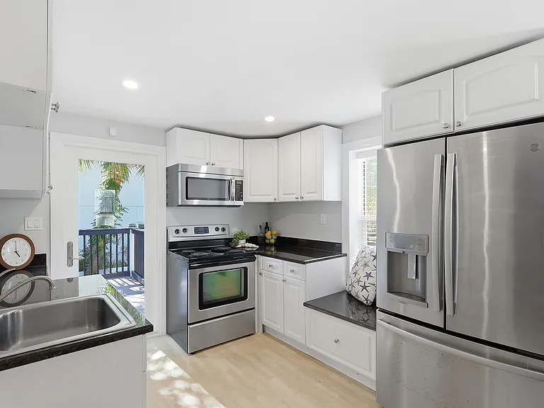 1611 Hyde Park St — Photo 14