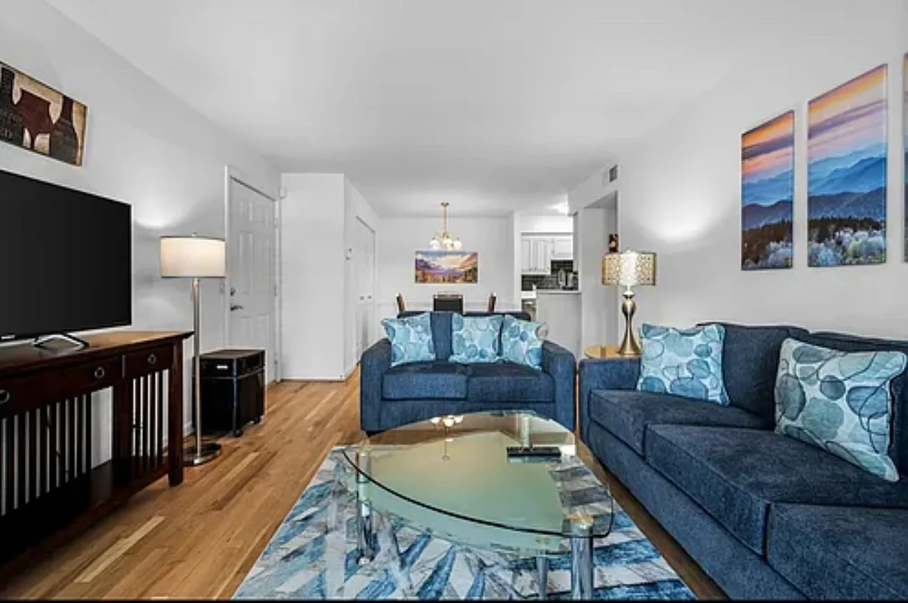2 bed, 1050 sqft, $2,200 — Photo 3