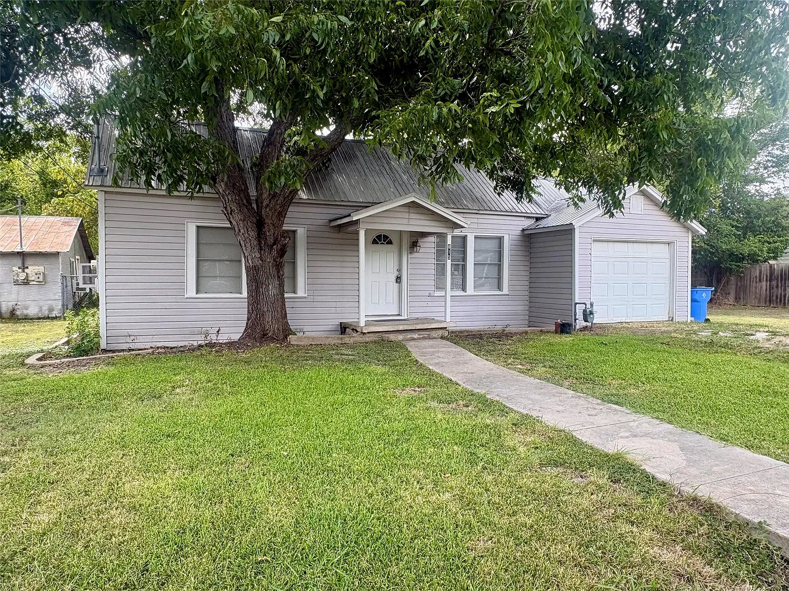 3 bed, 1.0 bath, 1222 sqft, $1,750 — Photo 2