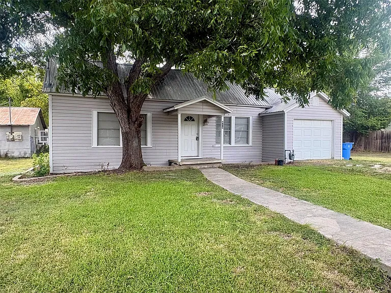815 Lizzie St — Photo 2