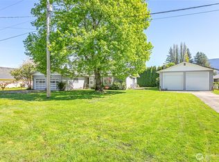 208 W 2nd St, NOOKSACK, WA 98276