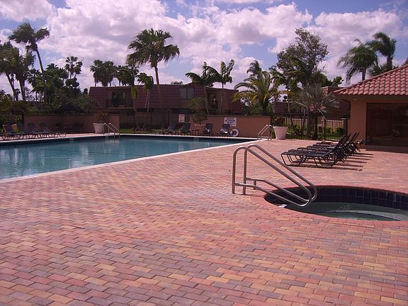 community pool/hottub