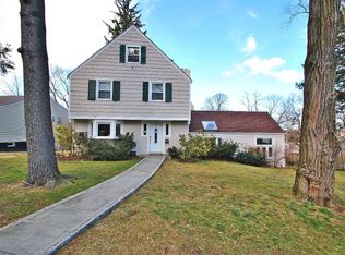 11 Terrace Dr, Great Neck, NY 11021