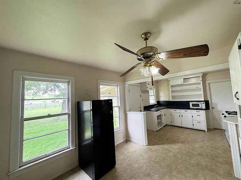 1672 Keeler Ave — Photo 5