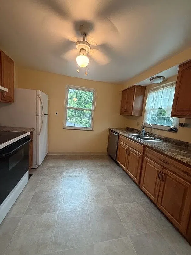 3 bed, 1.5 bath, 1163 sqft, $2,100 — Photo 4
