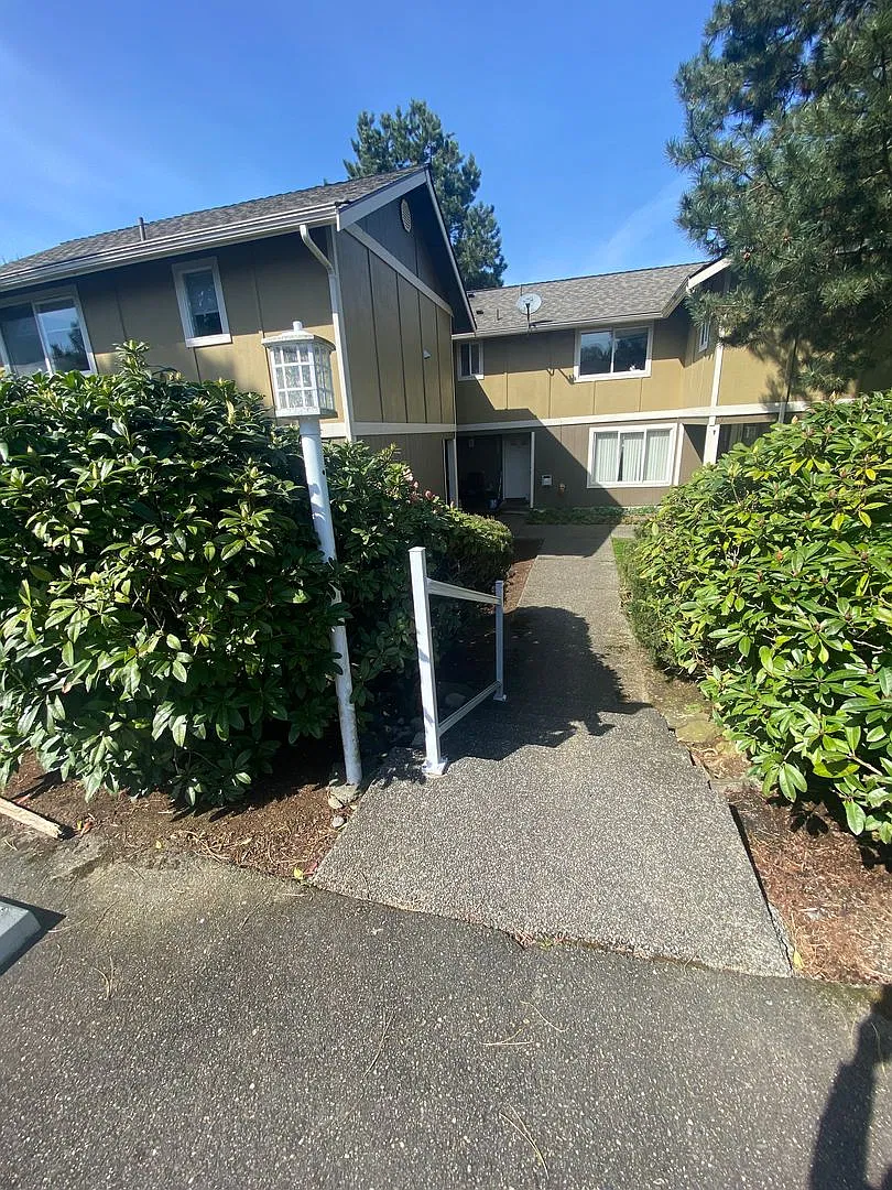 Renovated 2-Bedroom Townhome with Mountain Views in Monroe — Photo 1