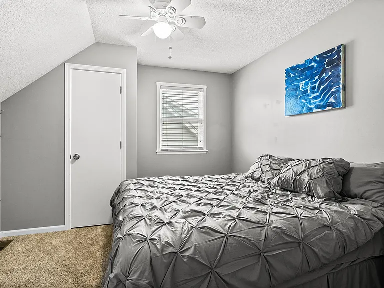 910 E Summit St — Photo 30