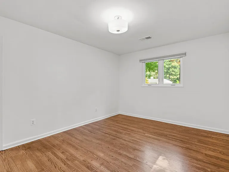 109 Devon Ct — Photo 22