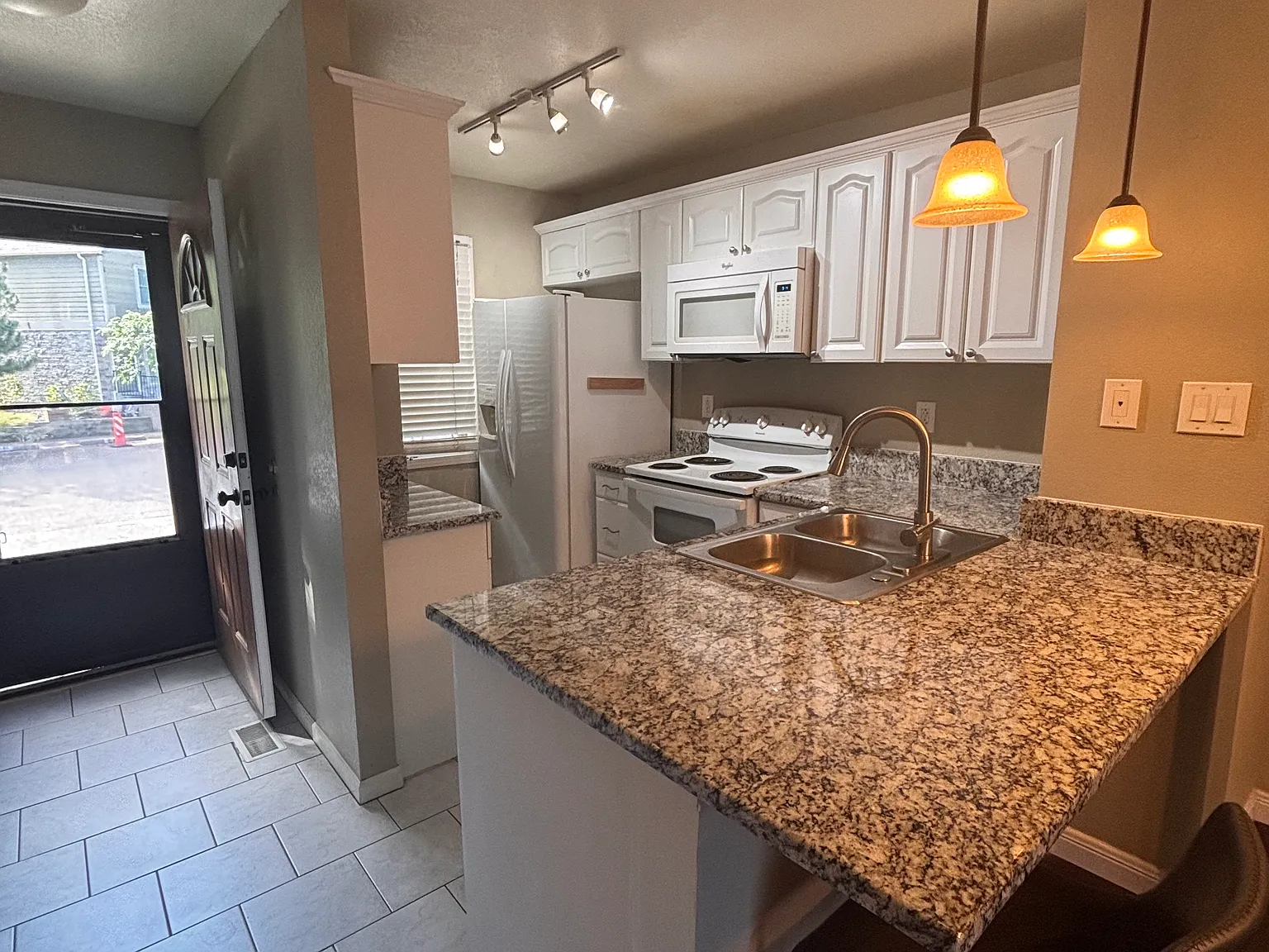 3 bed, 1195 sqft, $2,600 — Photo 3