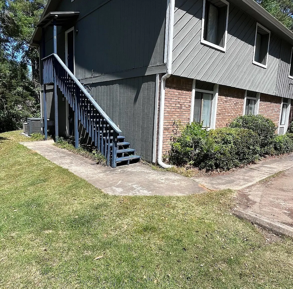 2 bed, 1.0 bath, 3550 sqft, $1,100 — Photo 2