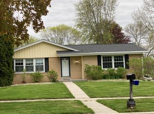 328 E Norport Dr, Port Washington, WI 53074