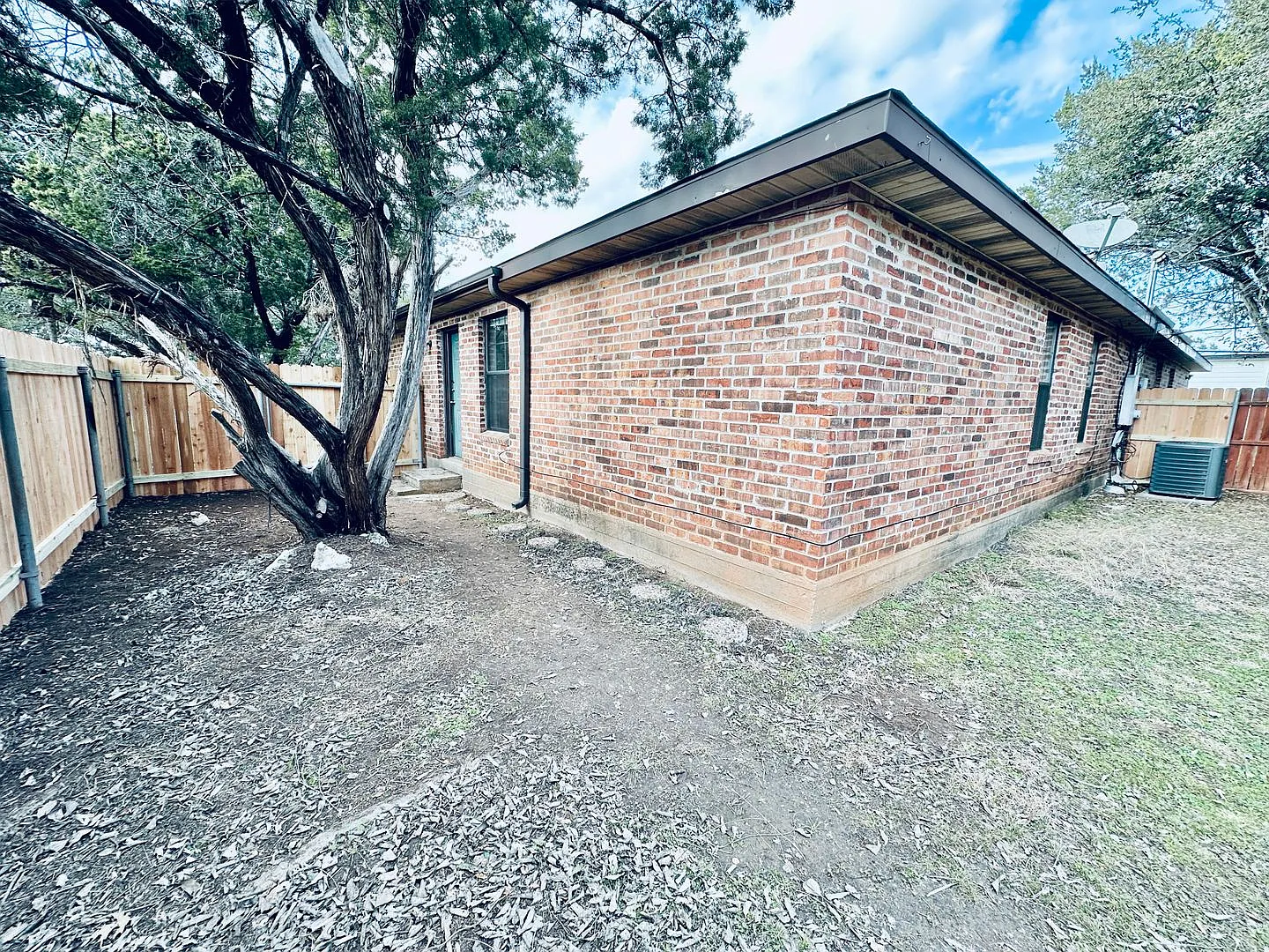 Spacious 3 Bed 2 Bath 2 car garage duplex Lago Vista — Photo 3