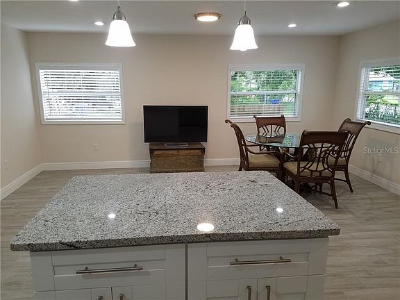 5th image of 823 E McEwen Ave