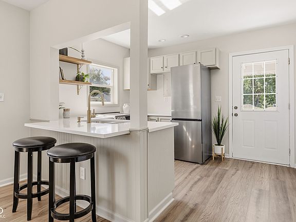 5th image of 406 W 2nd St