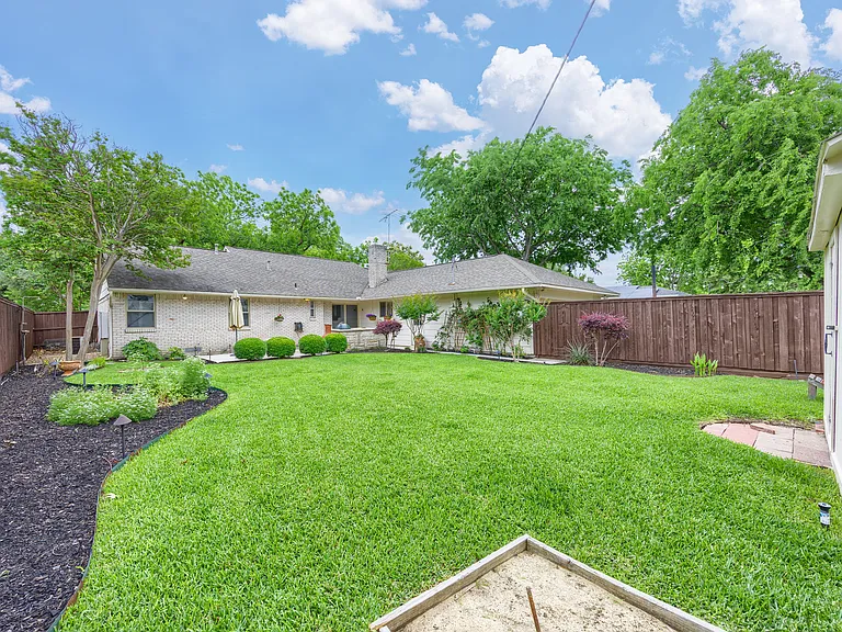 1404 Seminole Dr — Photo 32