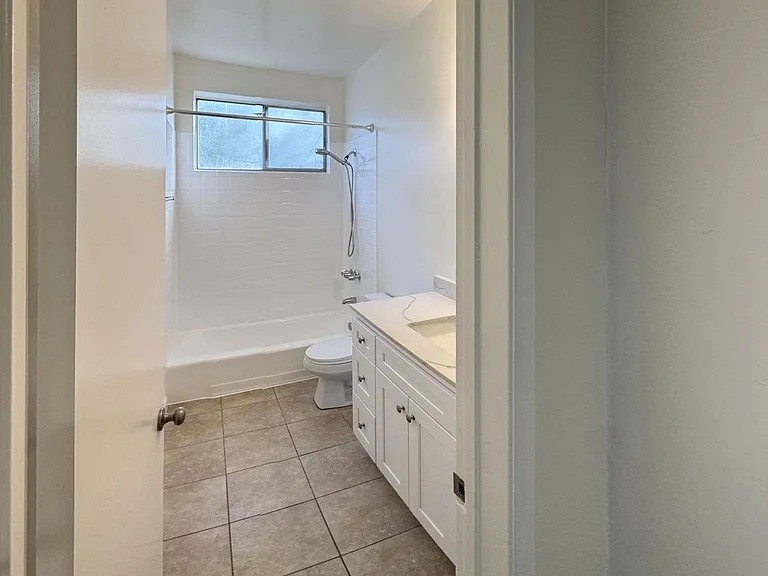 2014 Cloverfield Blvd #4 — Photo 7