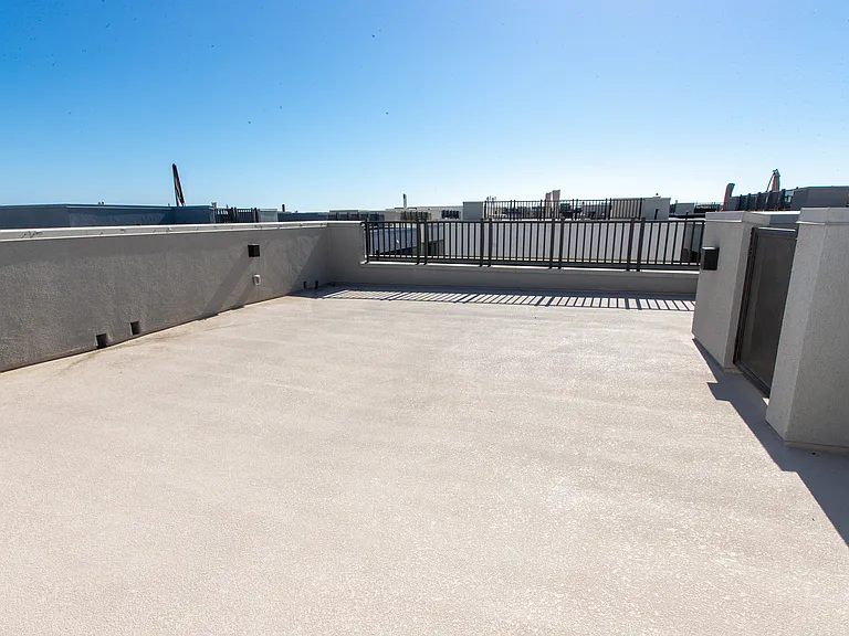 1625 Hampton Dr — Photo 32