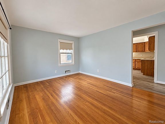 5th image of 23789 Harding Ave