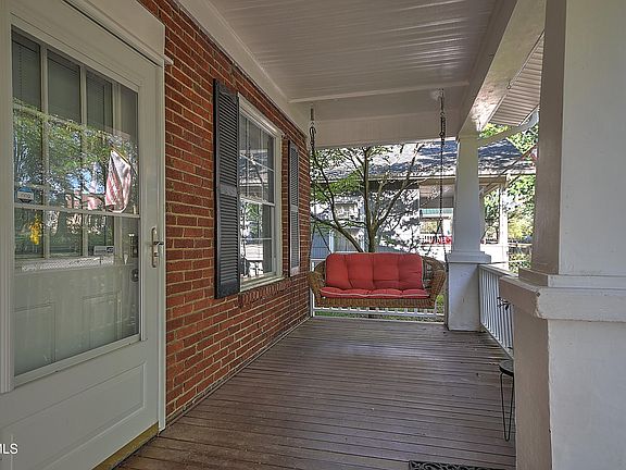 5th image of 314 Lamont St