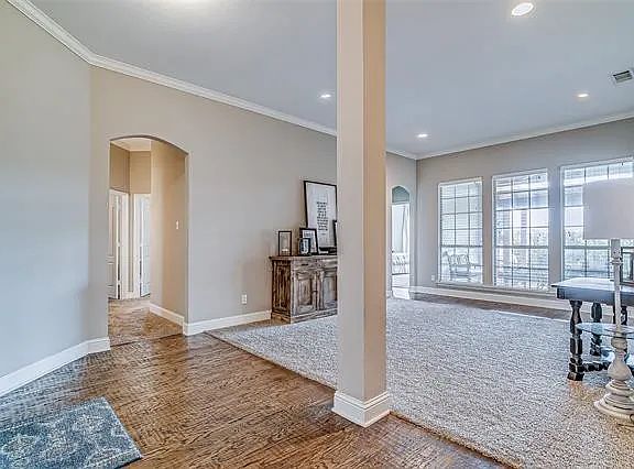 Entry, Living