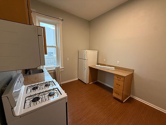 4th image of 2031 Curtis St #28