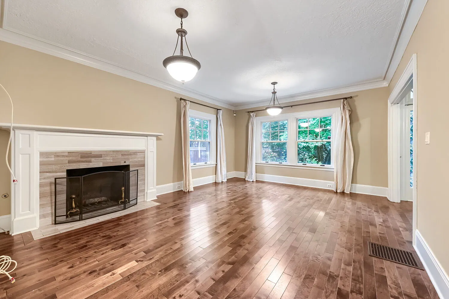 4 bed, 4.5 bath, 3589 sqft, $5,800 — Photo 2