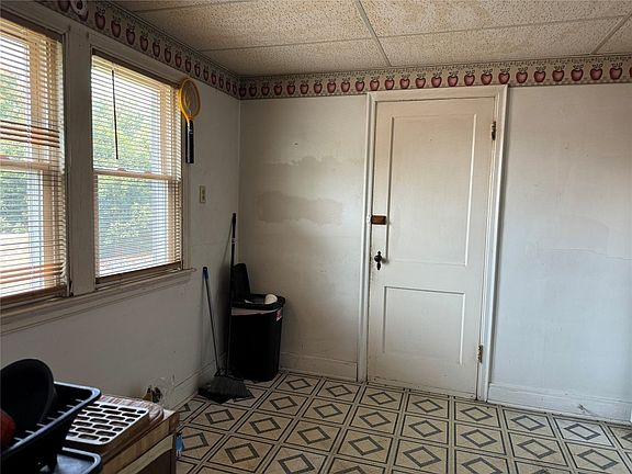 3rd image of 926 W 32nd St