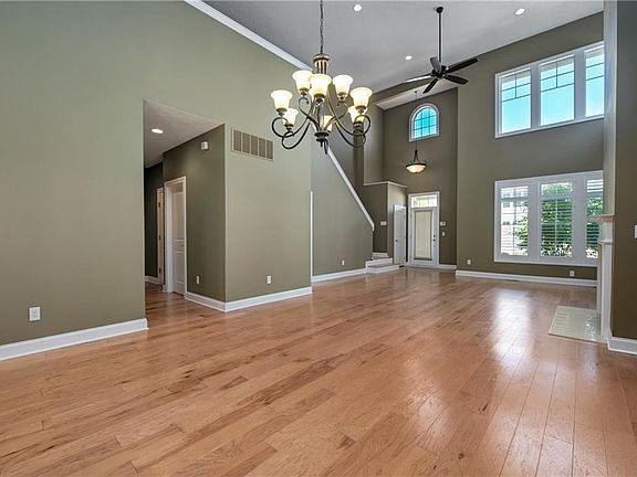 4th image of 160 Ashbourne Dr