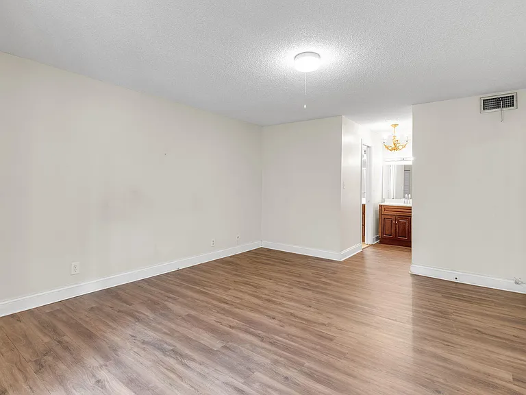 5900 NW 44th St #106 — Photo 17