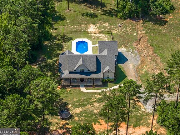 3rd image of 665 Edge Rd