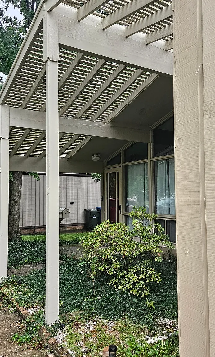 3 bed, 2.0 bath, 2400 sqft, $2,700 — Photo 2