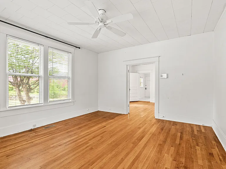 4905 Lee Ave — Photo 5