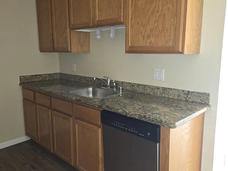 500 Arcadia Dr — Photo 2