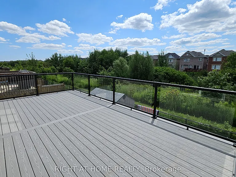 1206 Duignan Cres #UPPER — Photo 3