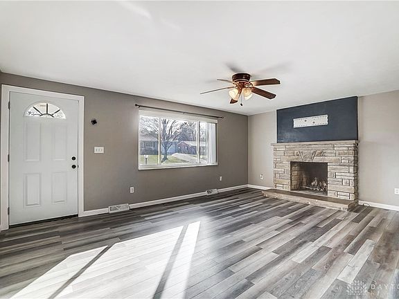 4th image of 313 Lawrence Ave