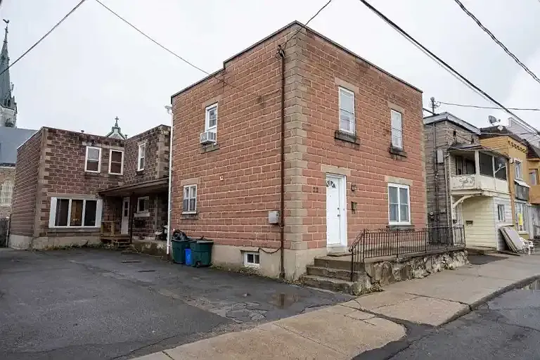 241 William St #4