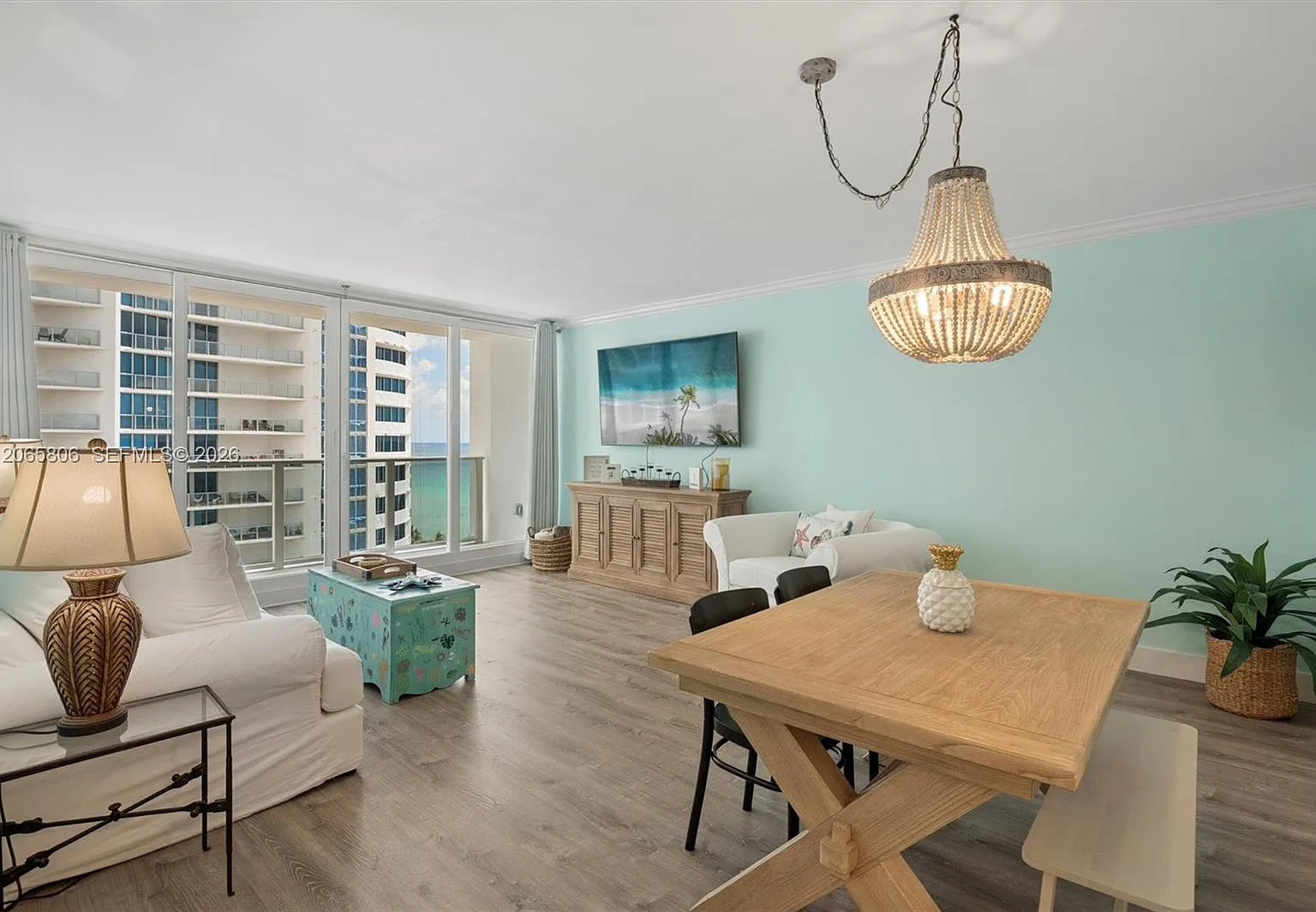 Alexander Towers Condo — Photo 4