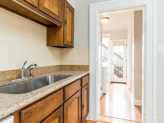5th image of 256 Presidio Ave