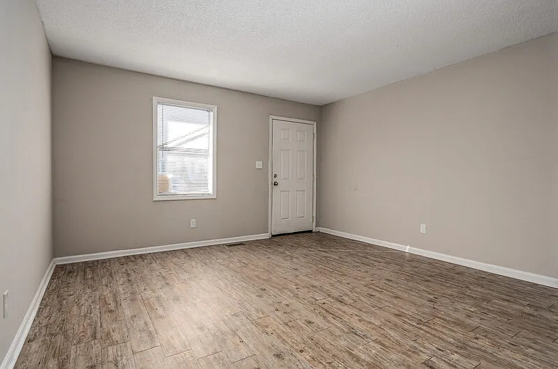 2 bed, 1.0 bath, 670 sqft, $795 — Photo 2