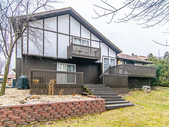 3rd image of 1011 Windsor Dr