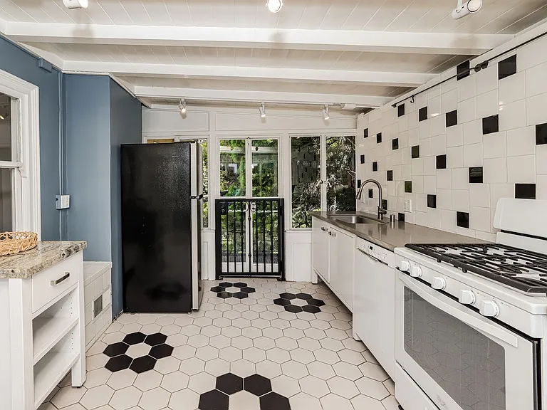 2238 Lakeshore Ave — Photo 7