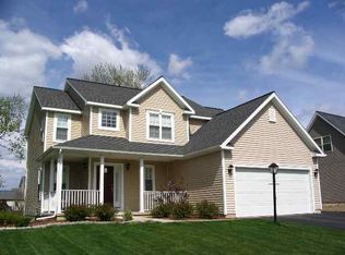 8 Redwood Ct E, Rensselaer, NY 12144