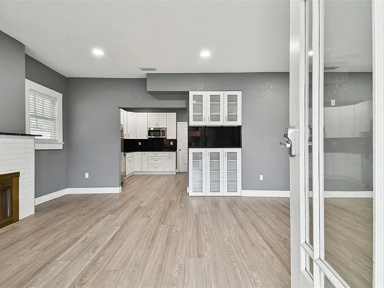 6810 N Navin Ave — Photo 7