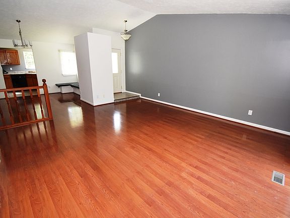 5th image of 834 Ash Cir