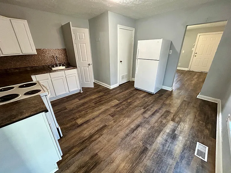 1757 Howard St — Photo 6
