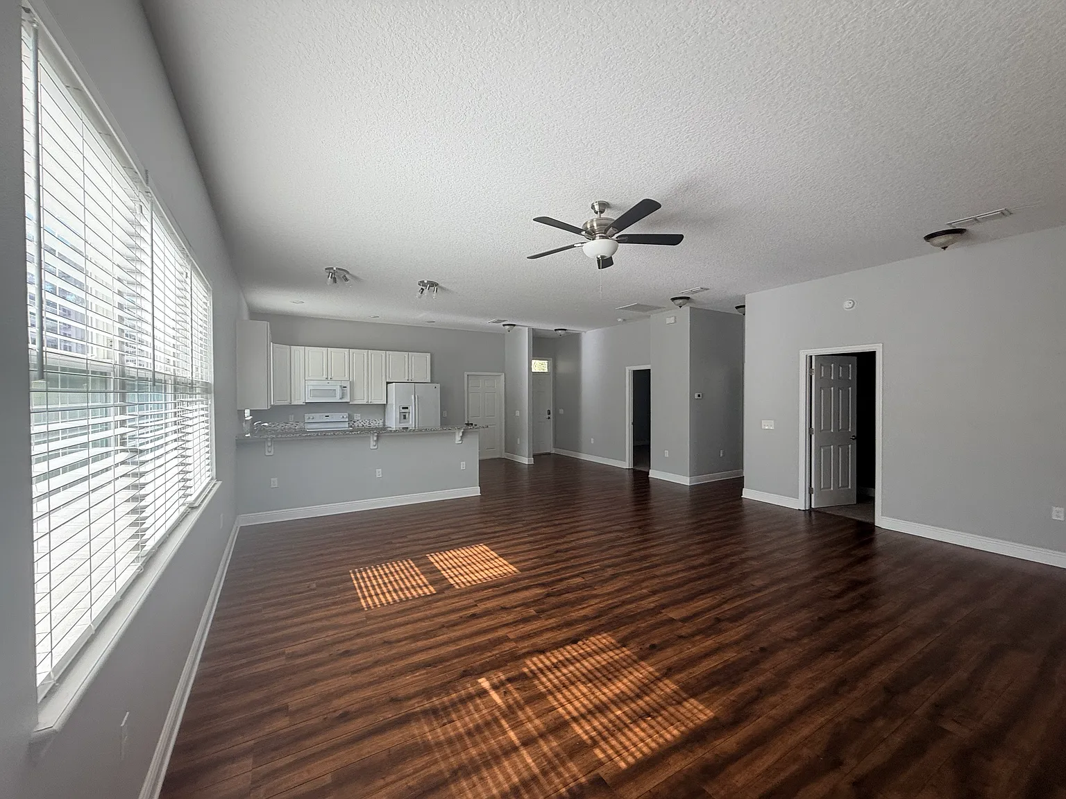 3 bed, 2296 sqft, $2,650 — Photo 2